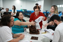 A junta apuradora é composta por cinco mesas cada uma contendo quatro membros