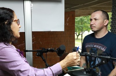 Lenilda Luna entrevista o professor Emerson Nascimento. Foto: Thiago Prado