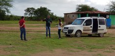 Equipe fazendo medições