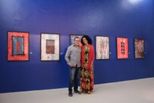 O artista Marcos Aurélio e a museóloga Tatiana Almeida na exposição em Arapiraca