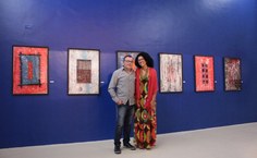 O artista Marcos Aurélio e a museóloga Tatiana Almeida na exposição em Arapiraca