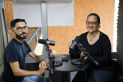 O professor Rafael Navas em entrevista à Lenilda Luna