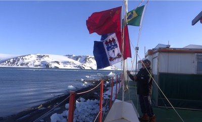 Hasteamento da bandeira da Ufal na Antártica. Foto: Arquivo pessoal