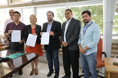 Valéria Correia, direção da Equatorial e professores da Ufal assinam documento que garante o início das obras.