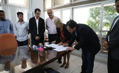 Assinatura para o início das obras.