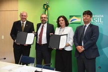 Josealdo Tonholo com termo de posse assinado, o ministro Weintraub, a reitora reconduzida ao Instituto Federal Catarinense, Sônia Regina de Souza Fernandes, e o Secretário de Educação Superior, Arnaldo Lima