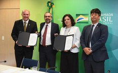 Josealdo Tonholo com termo de posse assinado, o ministro Weintraub, a reitora reconduzida ao Instituto Federal Catarinense, Sônia Regina de Souza Fernandes, e o Secretário de Educação Superior, Arnaldo Lima