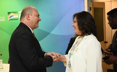 Josealdo Tonholo cumprimenta a reitora do Instituto Federal Catarinense, Sônia Regina de Souza Fernandes, reconduzida ao cargo