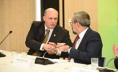 Josealdo Tonholo recebe os cumprimentos do minsitro Weintraub