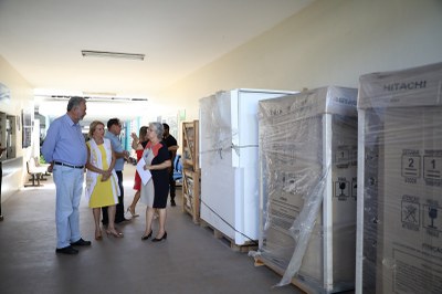 Valéria Correia, Regina dos Santos e deputado Paulão conferem equipamentos novos do HU Ufal. Foto: Blenda Machado