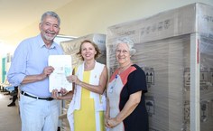 Reitora Valéria Correia, deputado federal Paulão e superintendente Regina dos Santos conferem os novos equipamentos e espaços do HU. Foto: Blenda Machado