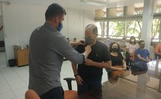 Renato Miranda coloca o boton do brasão da Ufal em Arnóbio Cavalcanti