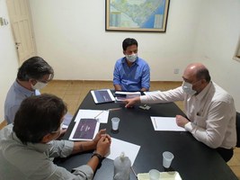 Reitor visita senador Rodrigo Cunha e apresenta catálogo de projetos