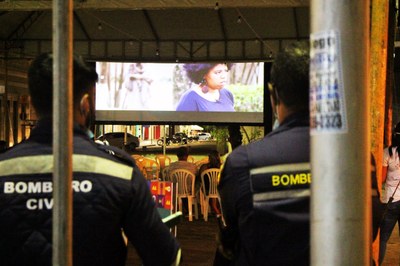 Filme sendo exibido na Praça 12 de Abril (Foto Ana Paula Pontes)