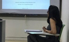 Pesquisadora durante defesa da dissertação no mestrado da Fanut