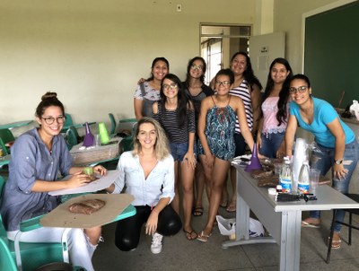 Professora Juliana  Lima com estudantes durante atividade de projeto de extensão