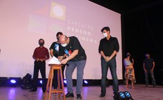 Reitor Josealdo Tonholo assina contrato com a empresa Pimentel Engenharia (Foto Fernando Vinícius)