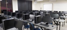 Um dos laboratórios de Informática disponível