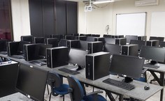 Um dos laboratórios de Informática disponível