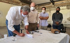 Paulão, o reitor Josealdo Tonholo, o representante da empresa, Rafael Mendonça, e o pró-reitor Clayton Santos