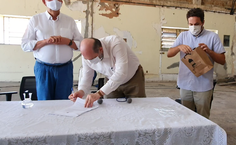 Josealdo Tonholo na assinatura do contrato