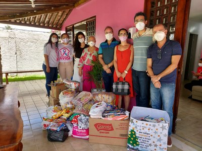 Equipe do HU vai à Casa de Apoio para entregar os alimentos arrecadados