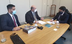 Tonholo com o diretor da Sesu, Eduardo Salgado, apresentando nossos projetos