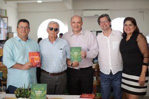 Bate-papo, cafezinho e livros juntos no projeto Sextou na Edufal