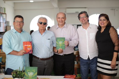 Os autores Fábio Guedes e Douglas Apratto, o reitor Josealdo Tonholo, o diretor da Edufal, Elder Patrick, e a vice-reitora Eliane Cavalcanti na primeira edição do Sextou (Fotos Thiago Prado)