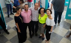 Vinícius Palmeira com o diretor da ETA, David Farias, e professoras da ETA