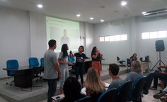 Alunos apresentando com interpretação de Meire Santos