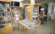 Livraria da Edufal está instalada no CIC, por trás dos bancos