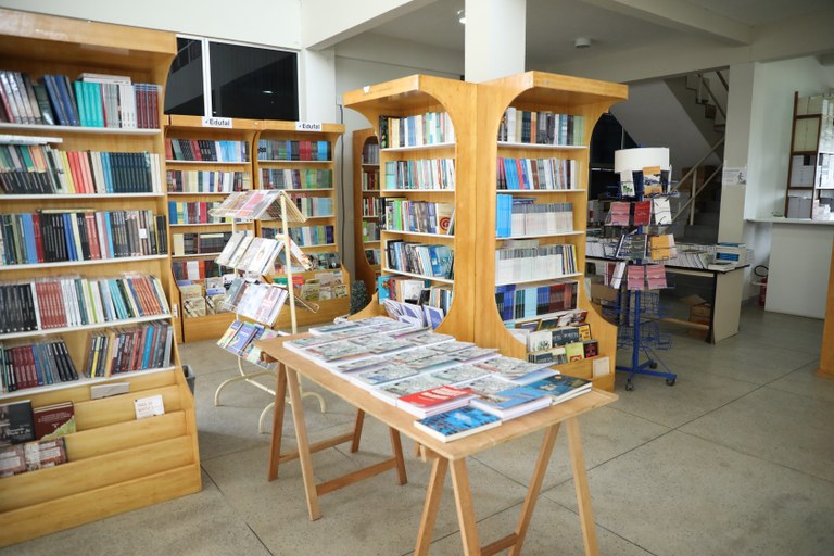 Livraria da Edufal está instalada no CIC, por trás dos bancos