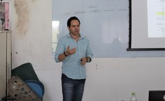 Professor Emerson Soares, apresentando resultados do laudo.jpg