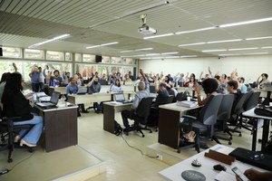 Reitor Josealdo Tonholo empossa pró-reitores  no Conselho Universitário