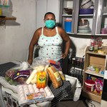 Equipes da Nutrição realizam entrega de doações em comunidades