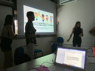 Alunos apresentando os resultados da pesquisa em aula