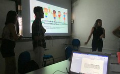 Alunos apresentando os resultados da pesquisa em aula