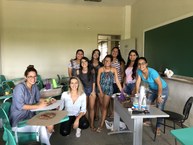 Meninas realizando atividades do projeto com a professora Juliana