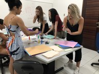 Professora Juliana elabora atividades com as estudantes