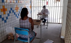 Pesquisador durante entrevista com mãe de aluno