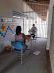 Pesquisador durante entrevista com mãe de aluno