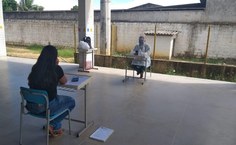 Pesquisador durante entrevista com mãe de aluno