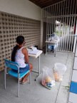Pesquisador durante entrevista com mãe de aluno