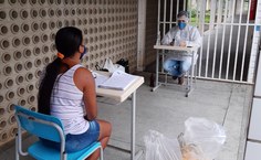 Pesquisador durante entrevista com mãe de aluno