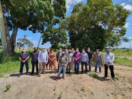 Equipe de gestão, coordenadores e docentes da Unidade Penedo em terreno onde será construído o prédio da Unidade
