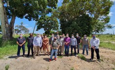 Equipe de gestão, coordenadores e docentes da Unidade Penedo em terreno onde será construído o prédio da Unidade