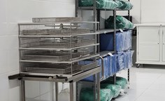 Prateleira com itens esterelizados na CMPE