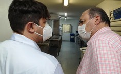 Reitor Josealdo Tonholo conversa com servidor do HU