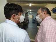 Reitor Josealdo Tonholo conversa com servidor do HU
